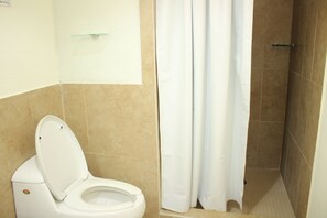 A bathroom with a toilet, a shower, and a glass shelf. - Hotel Cascada Huasteca (Tanchachin)