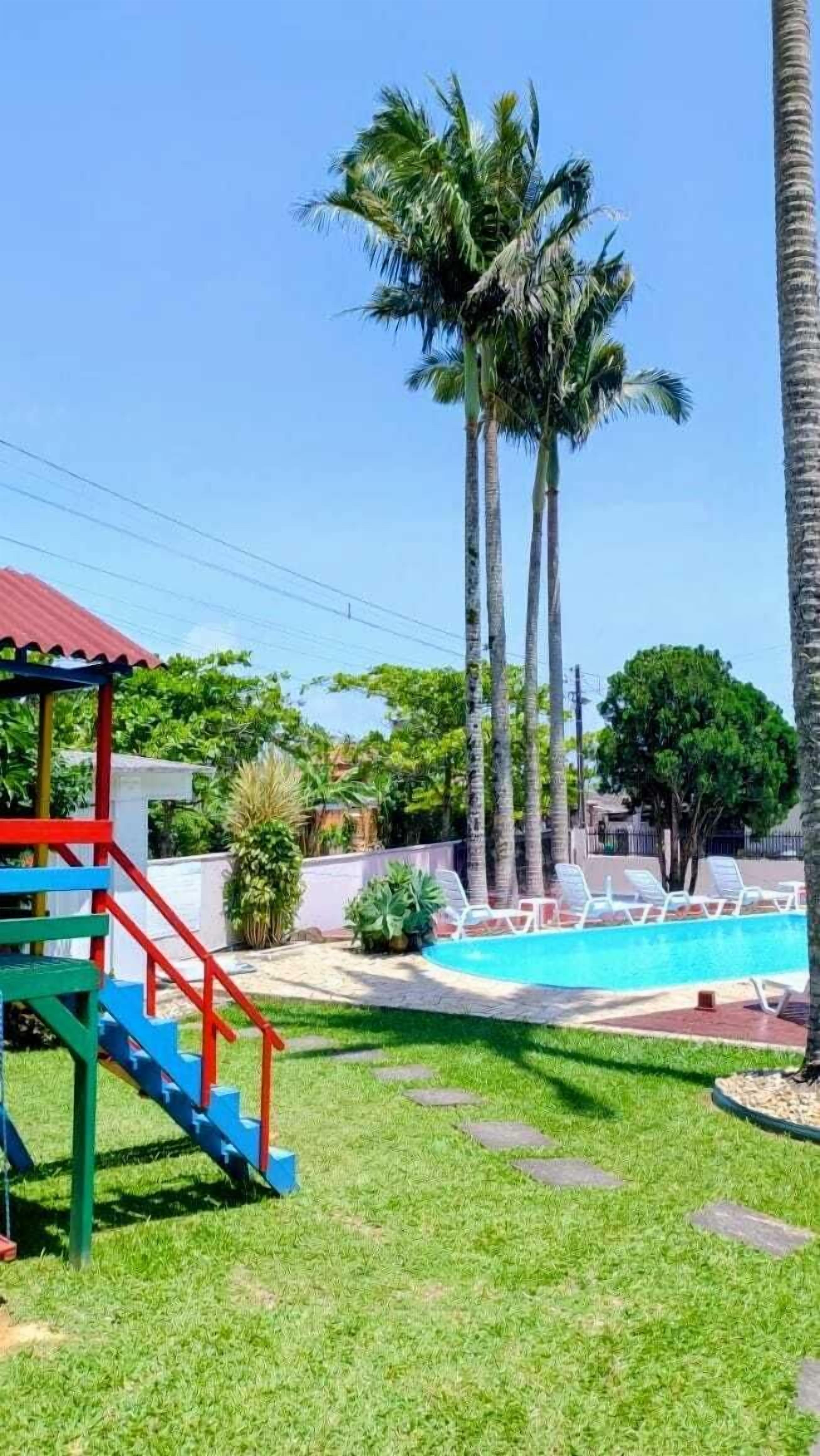 Piscina externa, guarda-sóis, espreguiçadeiras