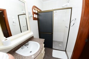 Standardværelse til 3 personer | Badeværelse | Hårtørrer, håndklæder, Sæbe, Shampoo