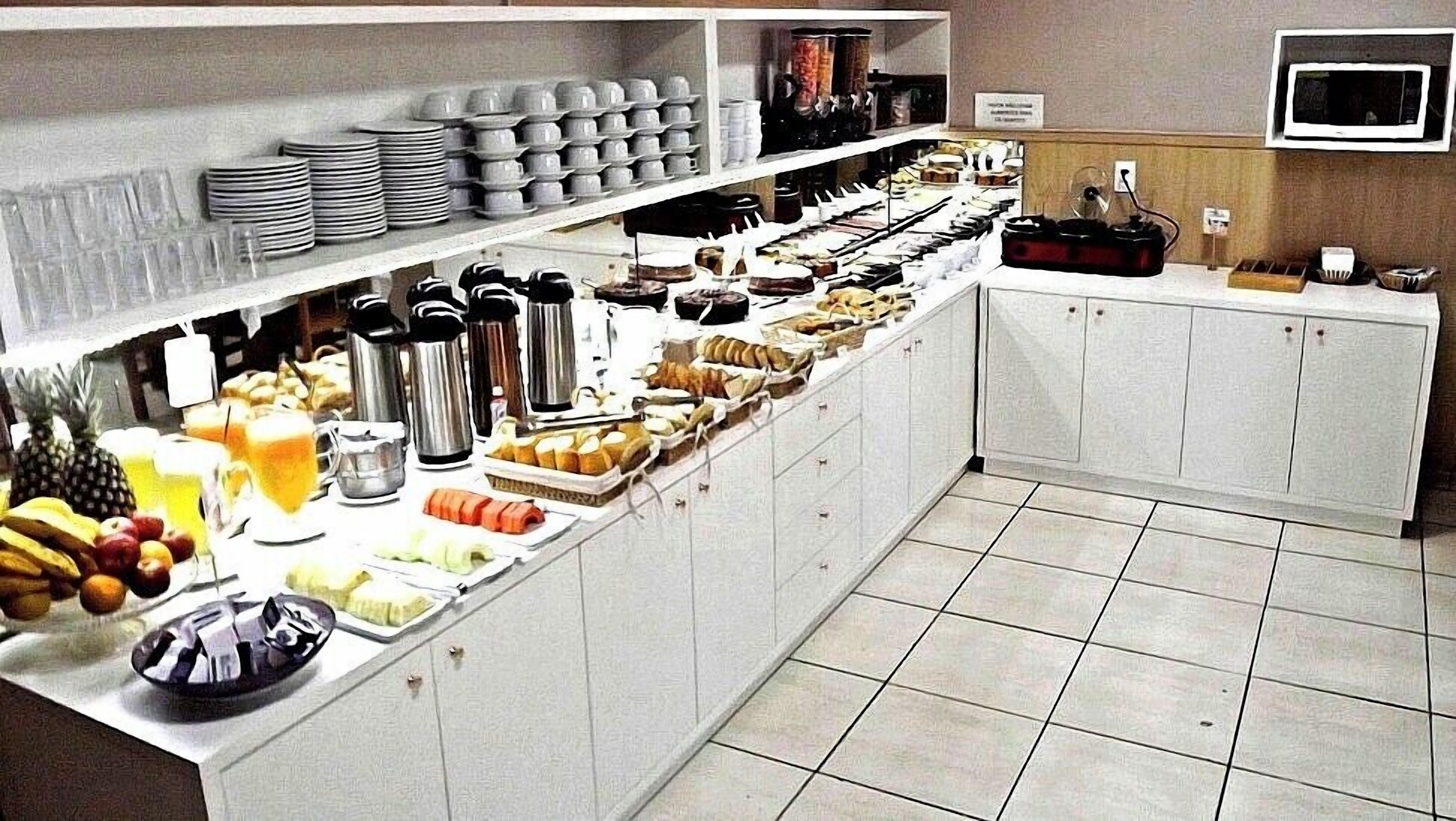 Ein reichhaltiges Buffet mit verschiedenen Speisen und Getränken.