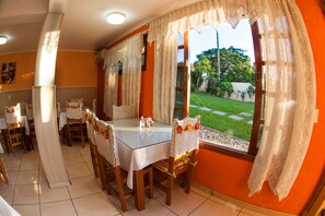 Daily buffet breakfast (BRL 20 per person) - Pousada Baía dos Corais (Penha)