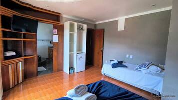 Un dormitorio con cama, armario y baño.