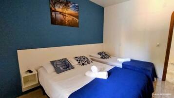 Habitación triple económica, 1 habitación | Minibar, wifi gratis y ropa de cama