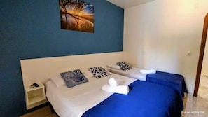 Chambre Triple Économique, 1 chambre | Minibar, Wi-Fi gratuit, draps fournis