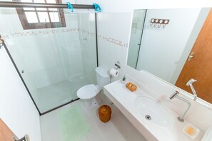 Standard Triple Room | Bathroom