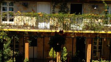 Family Quadruple Room | Iron/ironing board, free WiFi, bed sheets