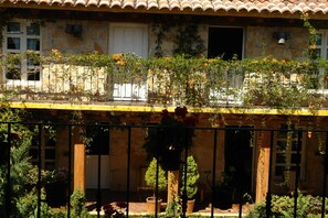 Family Quadruple Room | Iron/ironing board, free WiFi, bed sheets
