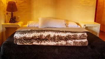 Habitación doble | Tabla de planchar con plancha, wifi gratis y ropa de cama