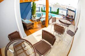 室外游泳池，開放時間為 09:30 至 21:00，提供泳池遮陽傘和日光浴躺椅