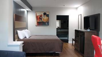 Ylelliset vuodevaatteet, työpöytä, äänieristys, silitysrauta/-lauta