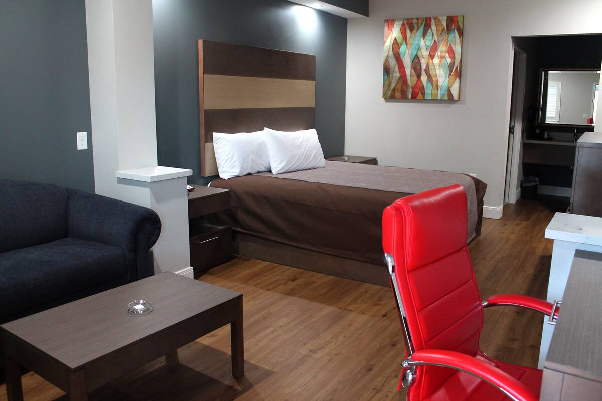 Standard Room, 1 King Bed, Smoking, Refrigerator & Microwave | Premium bedding, desk, soundproofing, iron/ironing board
