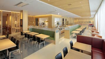 Daily buffet breakfast (JPY 2750 per person)