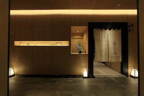Sauna, hot tub, steam room