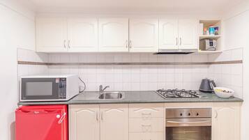 Deluxe-studiosviitti | Yksityinen keittiö | Jääkaappi, mikroaaltouuni, vedenkeitin, leivänpaahdin