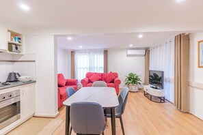 Studiosuite – deluxe | Oppholdsområde | Flatskjerm-TV