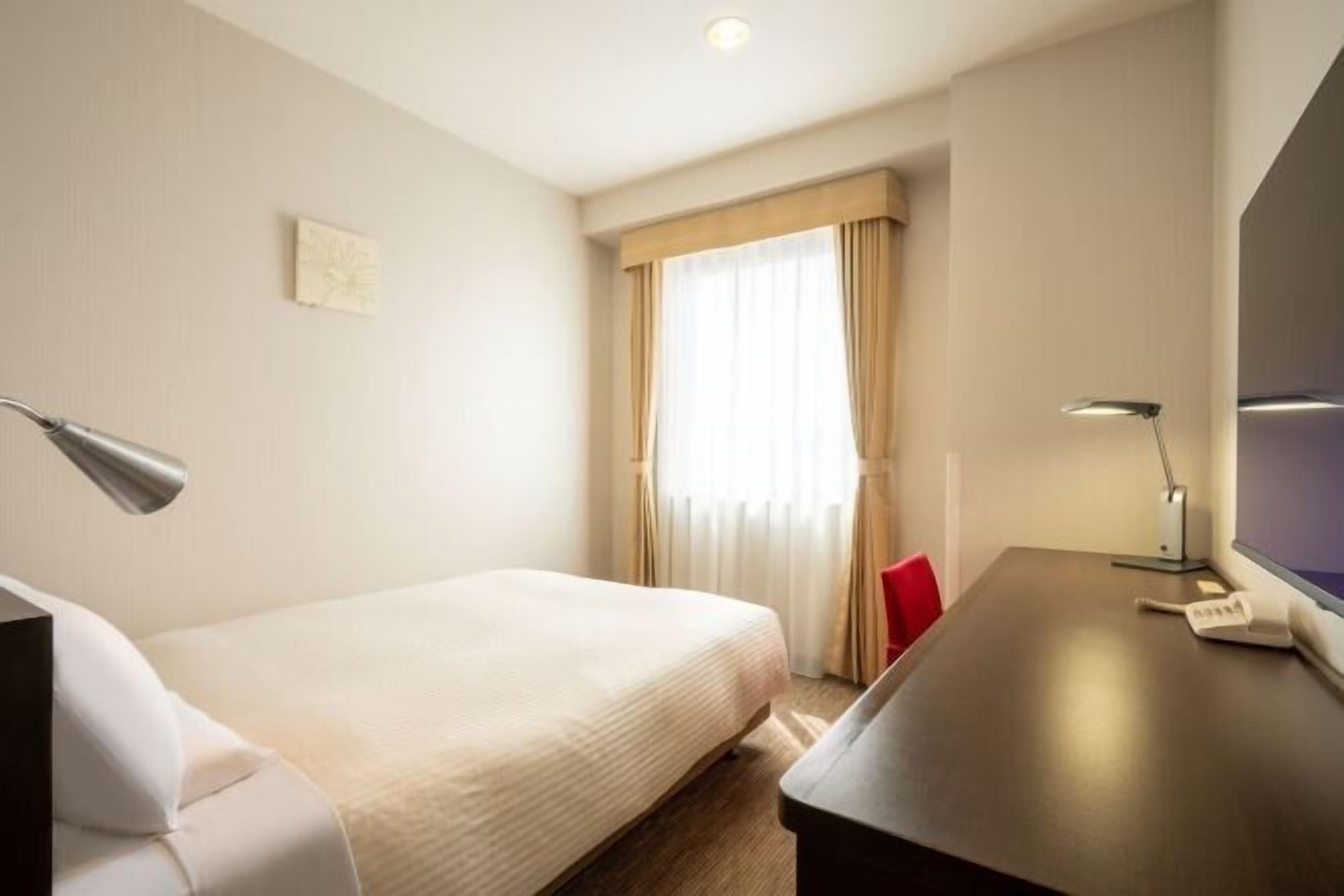 Meja, ruang kerja komputer riba, Wi-fi percuma, cadar katil 