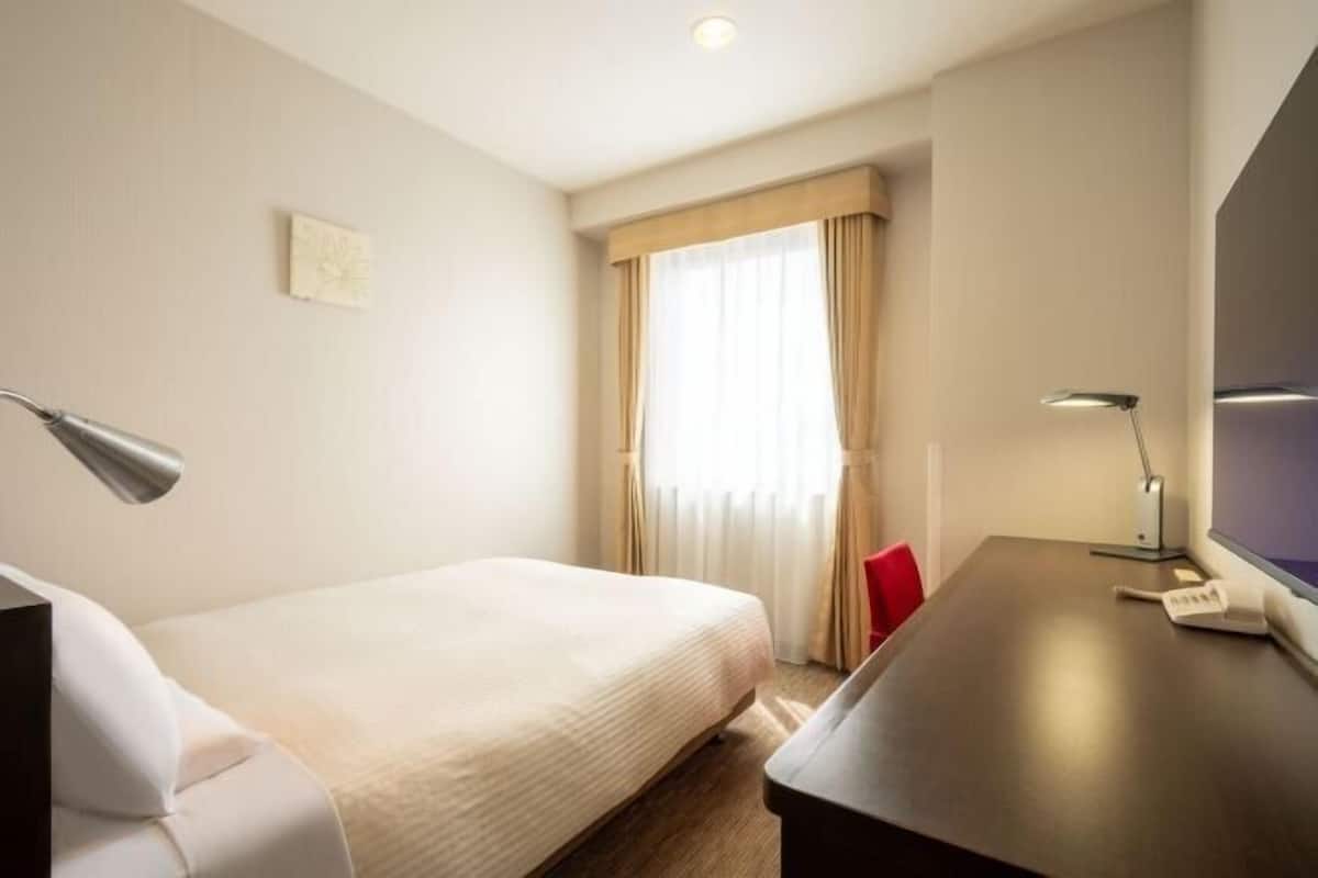 Desk, laptop workspace, free WiFi, bed sheets