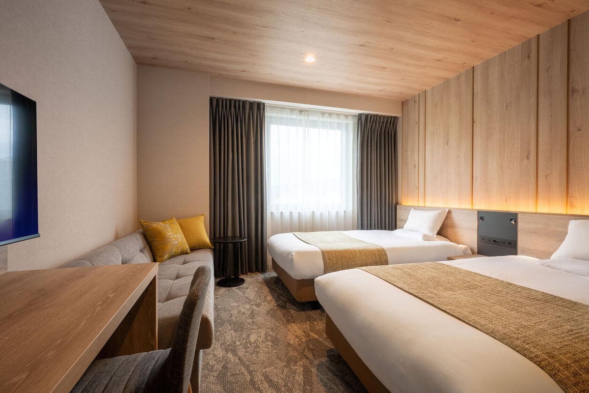 Premium Twin Room, Non Smoking | Desk, laptop workspace, free WiFi, bed sheets