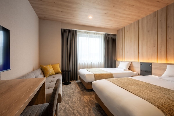 Premium Twin Room, Non Smoking | Desk, laptop workspace, free WiFi, bed sheets