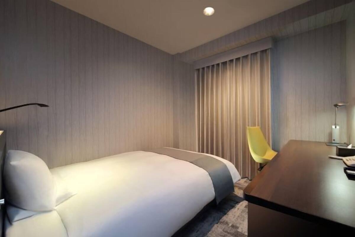 Desk, laptop workspace, free WiFi, bed sheets
