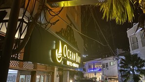 La façade de l’hôtel Ocean Bay, avec une enseigne lumineuse bien visible.