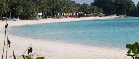 Beach nearby, white sand, 10 beach bars