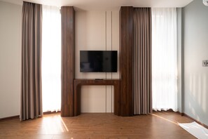 Suite | Premium bedding, down duvets, minibar, in-room safe - Eden Hue Hotel (Hue)