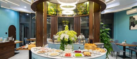 Breakfast, lunch, dinner served; local and international cuisine