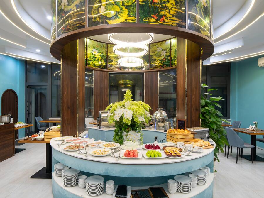 Aperto a colazione, pranzo e cena, cucina locale e internazionale