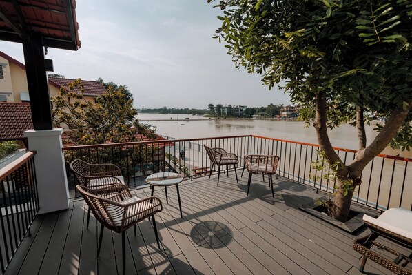 شرفة على السطح