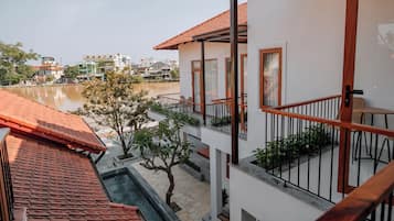 Dobbeltværelse til brudepar - 1 kingsize-seng - udsigt til flod - tårn | Terrasse/gårdhave