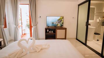 Minibar, pengeskab på værelset, skrivebord, mørklægningsgardiner