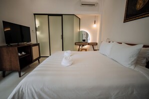 Minibar, caixa forta a l'habitació, escriptori i cortines opaques 