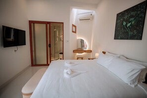 Habitación de luna de miel doble, 1 cama de matrimonio grande, vistas al río, en una planta alta | Minibar, caja fuerte, escritorio y cortinas opacas