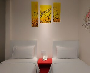 Twin Room | Desk, iron/ironing board, free WiFi, bed sheets - Hotel Strawberry Fields (Petaling Jaya)