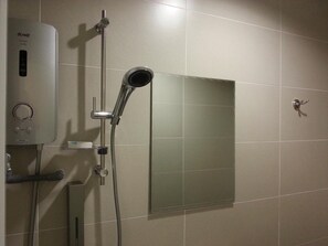 Douche, articles de toilette gratuits, sèche-cheveux, chaussons