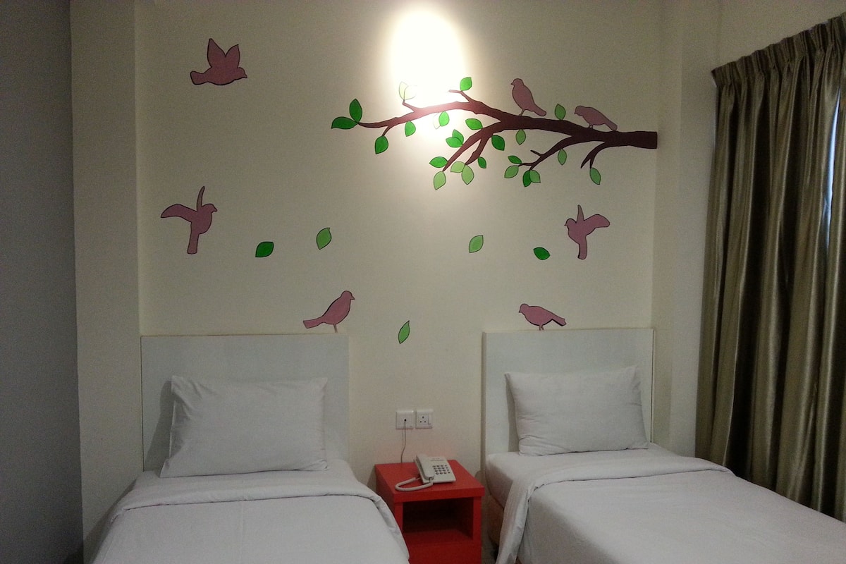 Chambre avec lits jumeaux | Bureau, fer et planche à repasser, Wi-Fi gratuit, draps fournis