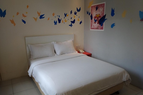 Desk, iron/ironing board, free WiFi, bed sheets