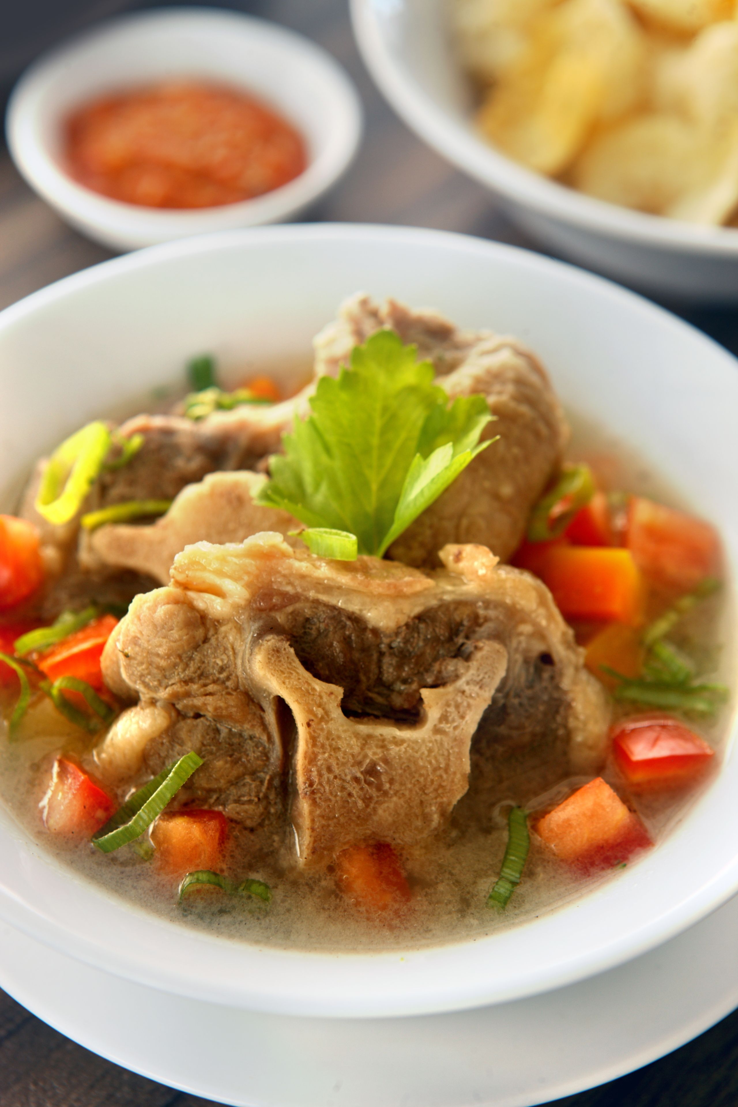 Eine Schüssel Suppe mit Fleisch und Gemüse.