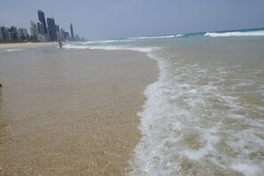Beach nearby, white sand - Queensleigh Apartment (Broadbeach)