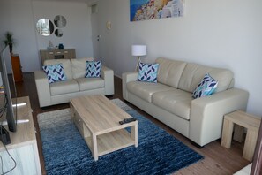 Departamento, 2 habitaciones, vista al océano | Sala de estar | Televisión de pantalla plana y chimenea 