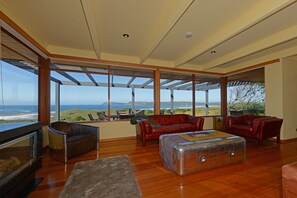 全景單棟房屋, 3 間臥室, 海景, 海濱 | 客廳 | 平面電視、壁爐、DVD 播放機