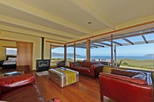 全景独立别墅, 3 间卧室, 海洋景观, 海滨 | 客厅 | 平板电视、壁炉、DVD 播放器