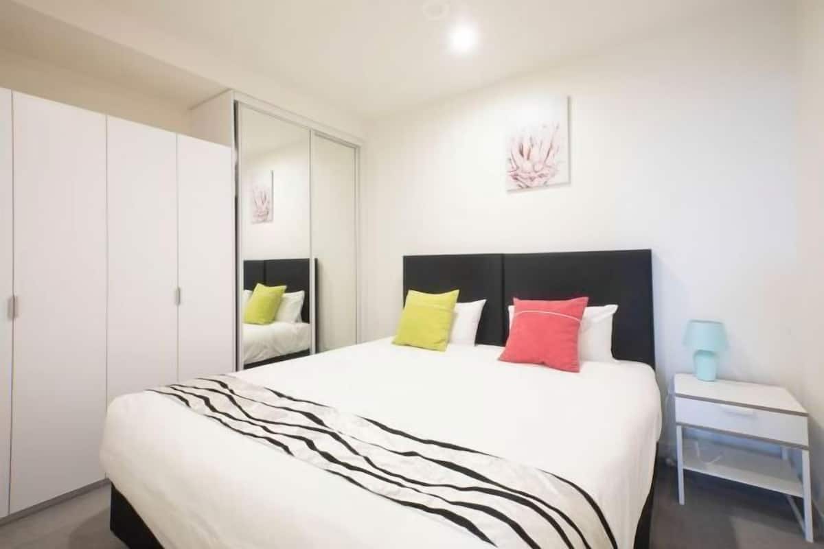 Premium bedding, in-room safe, desk, iron/ironing board