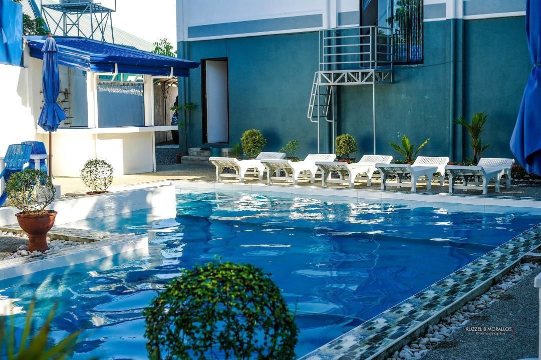 Piscine extérieure, parasols de plage, chaises longues