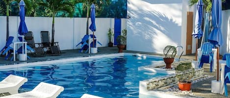 Außenpool, Sonnenschirme, Liegestühle