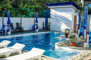 Piscina externa, guarda-sóis, espreguiçadeiras