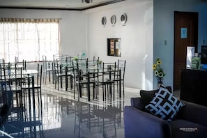 Sarapan dihidangkan, masakan tempatan dan antarabangsa, taman 