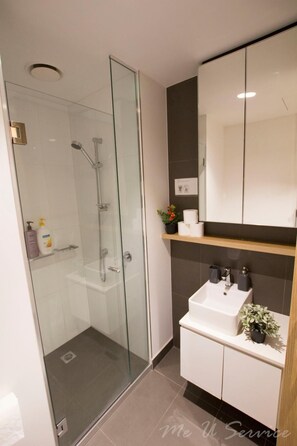Dusch, gratis toalettartiklar, hårtork och handdukar