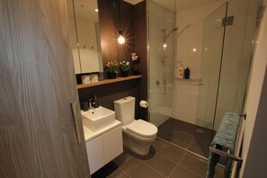 Dusche, kostenlose Toilettenartikel, Haartrockner, Handtücher